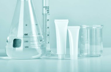 Kozmetik şişe kapları ve bilimsel cam eşyalar, markalaştırma için boş paket, cilt bakımı, cilt bakımı, araştırma ve geliştirme uzmanı tarafından yapılan tıbbi cilt bakımı..