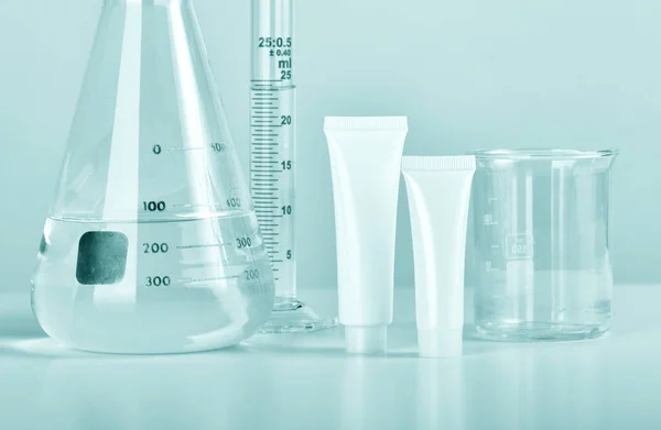 化粧品ボトル容器 科学用ガラス製品 ブランディング用ブランクパッケージモックアップ 皮膚科医による医薬品スキンケア 美容製品コンセプトの研究開発 — ストック写真