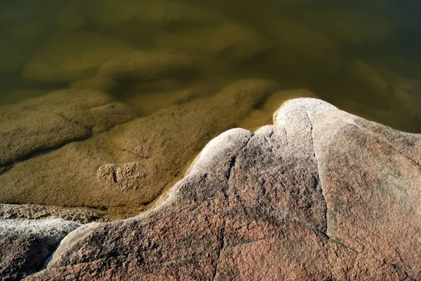 River with a rocky shore. Texture with water and granite — Stock Photo, Image