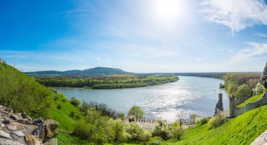 Tuna ve Morava Nehri, Slovakya-Devin kalenin birlikte. Yaz hava, mavi gökyüzü.