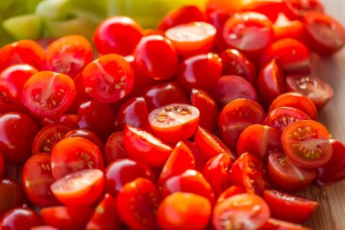 Domates makro, kırmızı sağlıklı sebze ahşap masada dilimlenmiş. Bahçe kırmızı taze domates makro detay