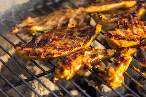 Kuřecí Prsní Steak Kladen Horký Gril Grilování Masa Ohni Letní — Stock fotografie