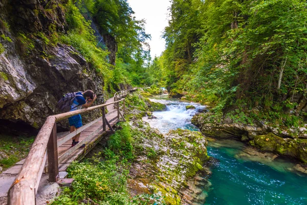 Vintgar Gorge Slovenien Unga Män Tar Foto Floden Med Bron — Stockfoto