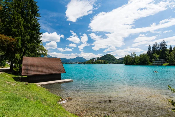 Lago Bled Eslovénia Água Azul Pura Povos Nadadores Lago Perto — Fotografia de Stock