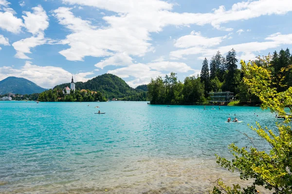 Lago Bled Eslovénia Água Azul Pura Povos Nadadores Lago Perto — Fotografia de Stock