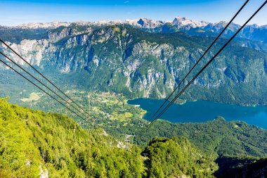Havadan görünümü Vogel teleferik istasyonuna Bohinj Gölü. Triglav Ulusal Parkı'nın Slovenya dağlarında. Julian alps manzara. Mavi su, yaz gökyüzü, bakcground Dağları.