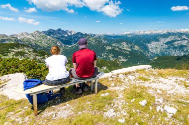 Dağın tepesinde genç çift kadar Hill'e arıyor. Slovenya dağ Vogel, Triglav Bohinj Gölü yakınında.