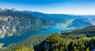 Havadan görünümü Vogel teleferik istasyonuna Bohinj Gölü. Triglav Ulusal Parkı'nın Slovenya dağlarında. Julian alps manzara. Mavi su, yaz gökyüzü, bakcground Dağları.