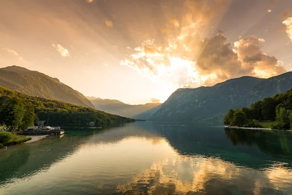 Pôr Sol Acima Lago Bohinj Parque Nacional Eslovênia Cores Dramáticas — Fotografia de Stock