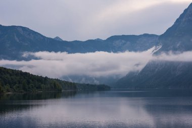 Bohinj Gölü, Slovenya. Göl üzerinde büyük bulut. Julian alps yaz akşamları.