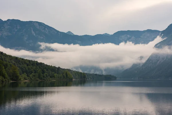 Lago Bohinj Eslovenia Una Gran Nube Sobre Lago Tarde Verano — Foto de Stock