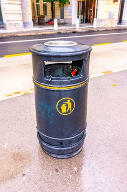 Çöp kutusu çöp şehir sokak ile. Siyah geri dönüşüm kutusu yolda.