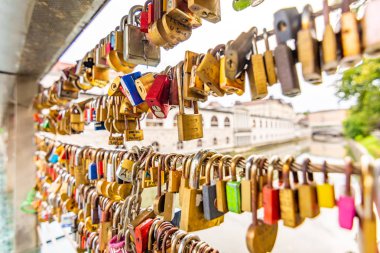 Ljubljana şehir, aşk sembolü olarak kilitler ile Köprü. Slovenya başkentinde romantik geleneği