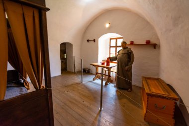 Predjama, Slovenya - 22.07.2018: İç Ortaçağ Predjama Kalesi yakınındaki Postojna mağara. Slovenya kale ve iç dekorasyon