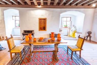 Predjama, Slovenya - 22.07.2018: İç Ortaçağ Predjama Kalesi yakınındaki Postojna mağara. Slovenya kale ve iç dekorasyon