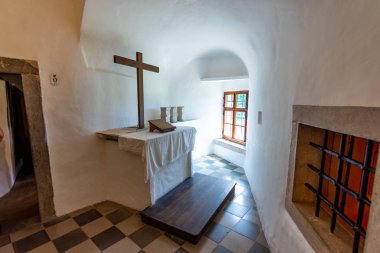 Predjama, Slovenya - 22.07.2018: İç Ortaçağ Predjama Kalesi yakınındaki Postojna mağara. Slovenya kale ve iç dekorasyon