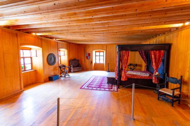 Predjama, Slovenya - 22.07.2018: İç Ortaçağ Predjama Kalesi yakınındaki Postojna mağara. Slovenya kale ve iç dekorasyon