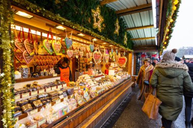 Vienna, Avusturya - 1.12.2018: Viyana Noel pazarı, Avusturya. Avusturya başkentinde geleneksel Noel olay. Satılık ana Belediye Binası ve kare. Turist, halklar ve küçük dükkanda müşteriler.