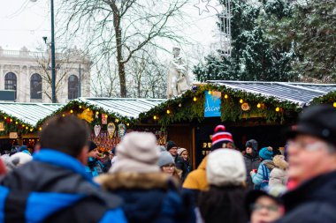 Vienna, Avusturya - 1.12.2018: Viyana Noel pazarı, Avusturya. Avusturya başkentinde geleneksel Noel olay. Satılık ana Belediye Binası ve kare. Turist, halklar ve küçük dükkanda müşteriler.