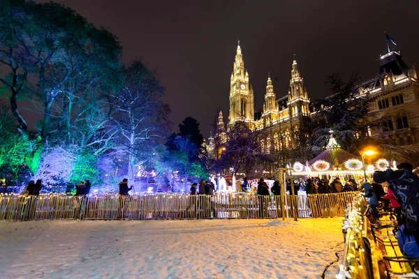 Vienna, Avusturya - 1.12.2018: Viyana Noel pazarı, Avusturya. Avusturya başkentinde geleneksel Noel olay. Satılık ana Belediye Binası ve kare. Turist, halklar ve küçük dükkanda müşteriler.