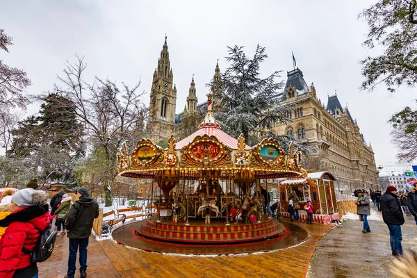 Vienna, Avusturya - 1.12.2018: Viyana Noel pazarı, Avusturya. Avusturya başkentinde geleneksel Noel olay. Satılık ana Belediye Binası ve kare. Turist, halklar ve küçük dükkanda müşteriler.