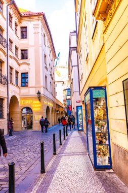 Prague, Çek Cumhuriyeti - 1.12.2018: Prag şehir merkezinde tarihi koridorda. Dükkan ve restoran Çek başkentinin merkezinde.