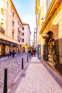 Prague, Çek Cumhuriyeti - 1.12.2018: Prag şehir merkezinde tarihi koridorda. Dükkan ve restoran Çek başkentinin merkezinde.