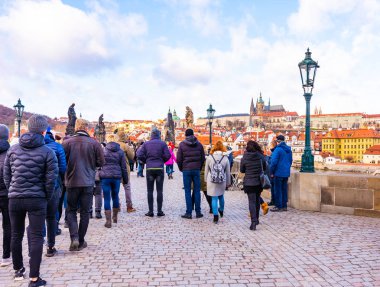 Prague, Çek Cumhuriyeti - 1.12.2018: Charles Köprüsü, Çek başkenti Prag'da Vltava Nehri üzerinde eski köprü. Turizm Köprüsü üzerinde yürüme. Arka planda Prag Kalesi.