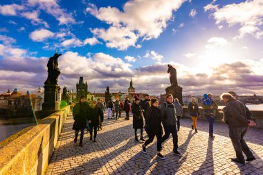 Prague, Çek Cumhuriyeti - 1.12.2018: Charles Köprüsü, Çek başkenti Prag'da Vltava Nehri üzerinde eski köprü. Turizm Köprüsü üzerinde yürüme. Arka planda Prag Kalesi.