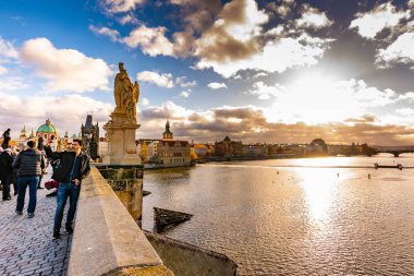 Prag, Çek Cumhuriyeti - 1.12.2018: Charles Köprüsü'nde Turizm Vltava Nehri selfie fotoğraf alıyor. Dramatik ve magic bulutlar ve güneş