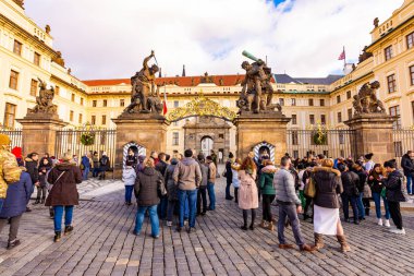 Prague, Çek Cumhuriyeti - 1.12.2018: Prague castle square kale girişine yakın. Hradcany çek konuş. Çek Cumhuriyeti Cumhurbaşkanı Köşkü.