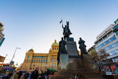 Prague, Çek Cumhuriyeti - 1.12.2018: Wenceslas Meydanı (Çek Vaclavske namesti) heykeli Ulusal Müzesi tarihi bina yakınındaki. Eski anıt fotoğraf çekmek turist ile. Ulusal sembolü