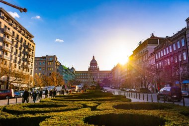 Prague, Çek Cumhuriyeti - 1.12.2018: Wenceslas Meydanı (Çek Vaclavske namesti) heykeli Ulusal Müzesi tarihi bina yakınındaki. Eski anıt fotoğraf çekmek turist ile. Ulusal sembolü.