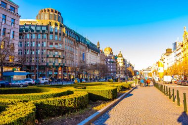 Prague, Çek Cumhuriyeti - 1.12.2018: Wenceslas Meydanı (Çek Vaclavske namesti) heykeli Ulusal Müzesi tarihi bina yakınındaki. Eski anıt fotoğraf çekmek turist ile. Ulusal sembolü.