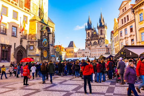 Prag, Çek Cumhuriyeti - 1.12.2018: Prag eski şehir Orloj kiliseyle yakınındaki (Staromestske namesti çek konuşmak) kare. Turistler için Orloj çan zil sesi bekliyor
