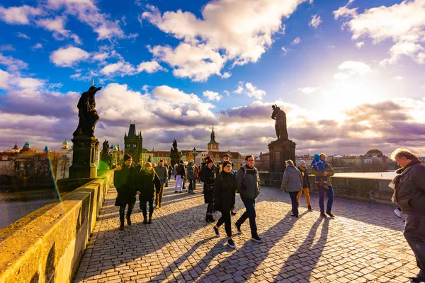 プラハ チェコ共和国 2018 カレル橋 チェコの首都プラハを流れるヴルタヴァ川の上の古代の橋 観光客は橋を歩いています バック グラウンドでプラハ城 — ストック写真