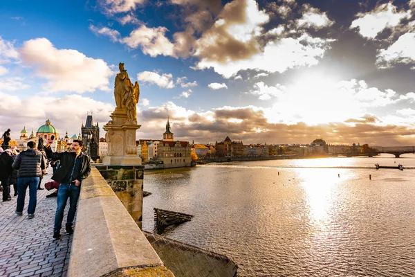Prag, Çek Cumhuriyeti - 1.12.2018: Charles Köprüsü'nde Turizm Vltava Nehri selfie fotoğraf alıyor. Dramatik ve magic bulutlar ve güneş