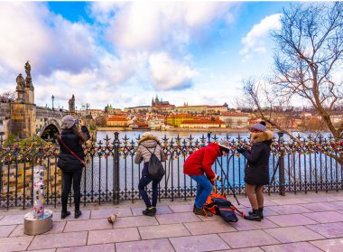 Turistler fotoğraf, Prag Kalesi, Charles Köprüsü Vltava Nehri yakınlarında alınır.