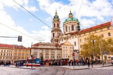 Prague, Çek Cumhuriyeti - 8.12.2018: St. Nicholas Kilisesi Prag şehir meydanında. Halklar büyük şehir cathedral yakınındaki tramvay için bekliyor.