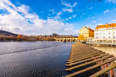 Prague, Çek Cumhuriyeti: Charles Köprüsü ve Prag Kalesi'ne kadar bak. Güneşli kış günü Vltava Nehri yakınında. Panorama kenti Prag, Prag Kalesi ile cityscape. Çek başkenti.