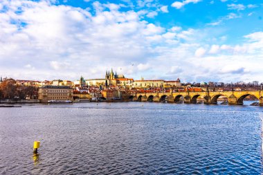 Prague, Çek Cumhuriyeti: Charles Köprüsü ve Prag Kalesi'ne kadar bak. Güneşli kış günü Vltava Nehri yakınında. Panorama kenti Prag, Prag Kalesi ile cityscape. Çek başkenti.