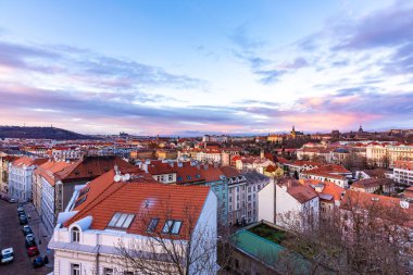 Vysehrad Kalesi: Prag panorama. Cityscape sırasında gün batımı, büyülü ve güzel renkler. Renkli bulutların üzerinde Çek başkenti.