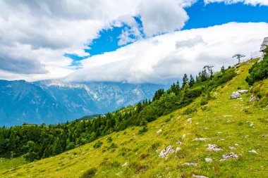 Slovenya dağlar üzerinde dramatik ve görkemli bulutları. Bulutların üzerinde yaz havalarda büyük dağ. Julian alps için büyük turist hedefinin doğa manzara. Gezi ve iz büyük dağlarda