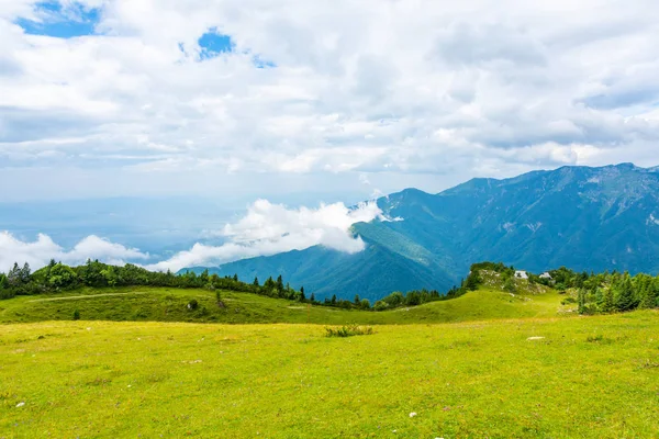 ヴェリカのバルカン山脈の牧草地土地カムニーク シティを付近のスロベニアの山 ビューの白い雲と青い空と山 霧丘で 美しく 静かな自然 新鮮な草 — ストック写真