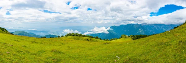 Slovenien Bergen Nära Kamnik Staden Velika Planina Betesmark Över Bergen — Stockfoto