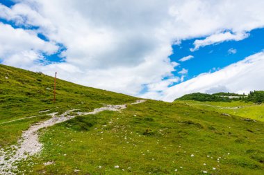 Slovenya dağlar Velika Planina mera arazi üzerinde Kamnik city yakınındaki. Görünüm beyaz bulutlar ve mavi gökyüzü ile dağlarında hill sis. Güzel ve sakin doğa, taze çimen.