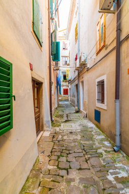Şehirde Piran, Slovenya eski ve dar sokaklar. Adriyatik Denizi yakınındaki Antik Ortaçağ sokaklarında ünlü Avrupa şehri, şehir merkezinde. Ahşap pencereler ve kapılar, büyülü atmosferi ile eski evleri