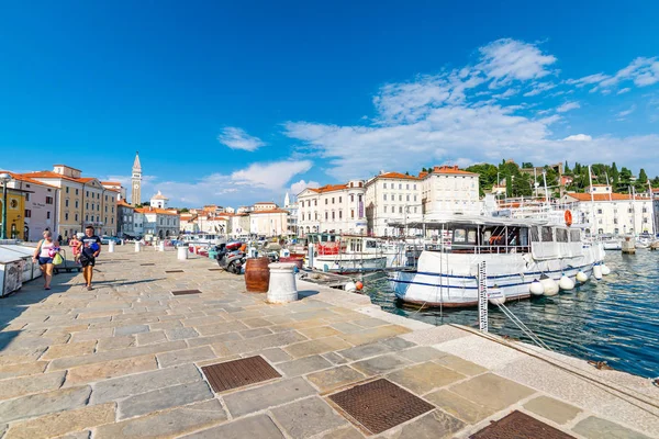 Piran, Slovenya - 24.7.2018: Piran görünümü liman tekne ile. Turistler şehir sahil yürüyüş mesafesindedir. Piran Slovenya, Adriyatik Denizi yakınındaki Antik Ortaçağ şehir olduğunu.