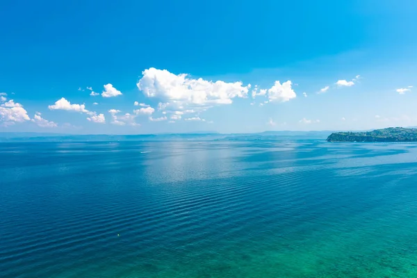 Adriyatik Denizi ner Piran şehir, Slovenya hava görünümünü. Yüksek kuleden deniz ve kara İtalya için sabırsızlanıyoruz. Masmavi bir deniz ve gökyüzü, güzel yaz hava