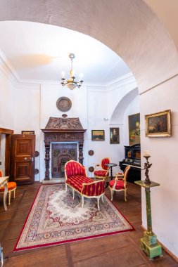 Bojnice, Slovakya-25.08.2018: Bojnice Ortaçağ kale iç, UNESCO mirası, Slovakya. 12. yüzyılda inşa Gotik ve Rönesans elemanları ile romantik kale. İç mekan ekipmanları ve odaları